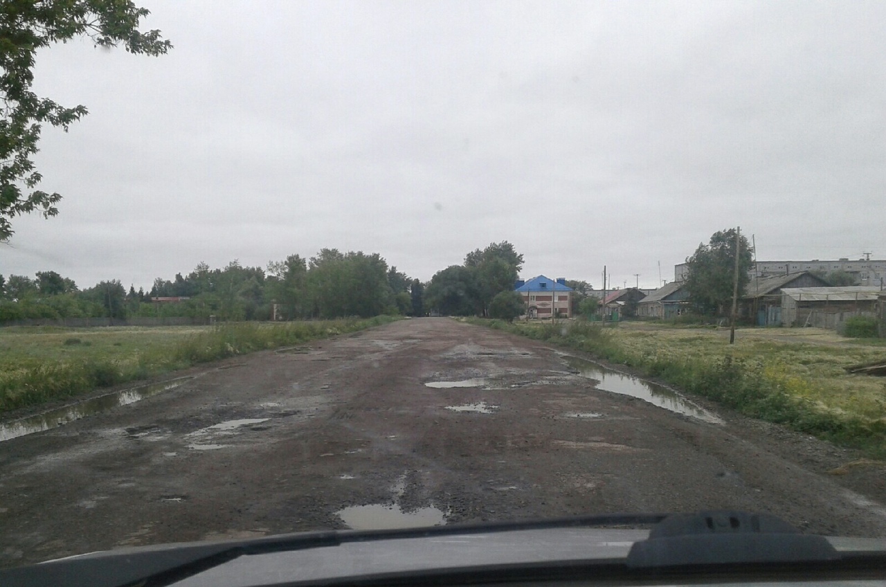 Глубокие ямы и ухабы: жители омского села много лет не могут добиться ремонта дороги #Новости #Общество #Омск