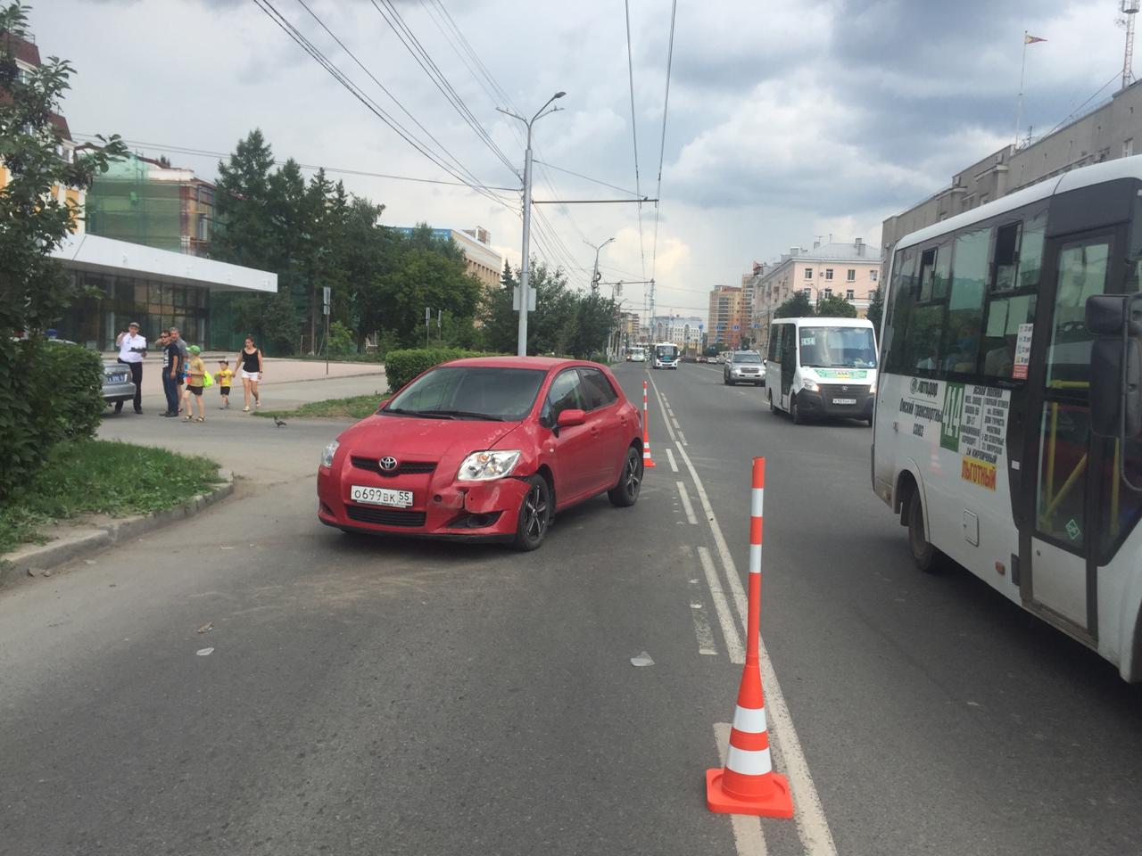 У омского ТЮЗа водитель въехал в иномарку и сбил пешехода #Новости #Общество #Омск