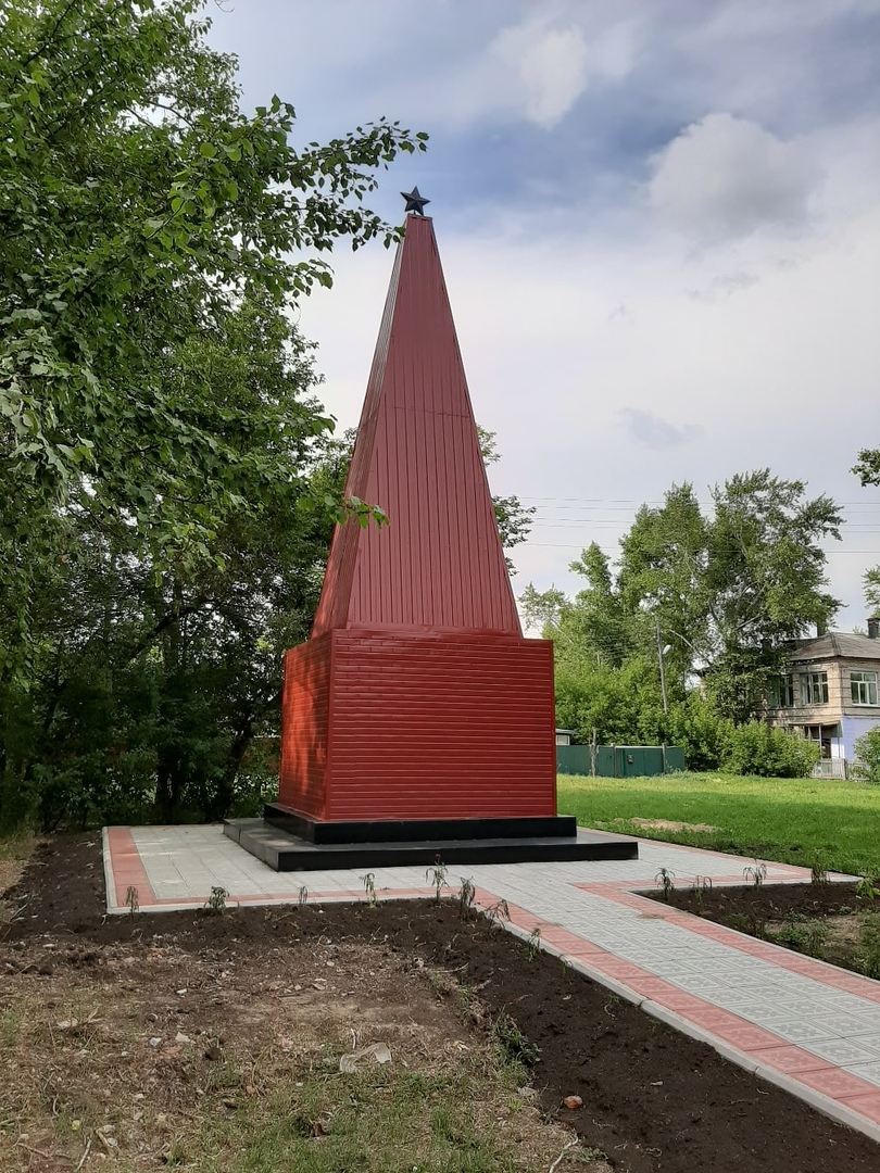 Памятник героям войны в Омской области закрыли профлистом из-за безденежья #Новости #Общество #Омск