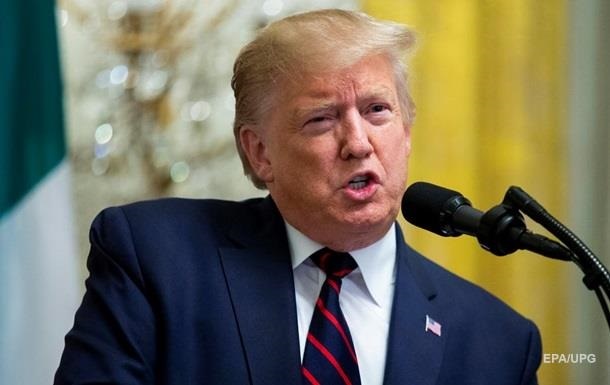 Трамп впервые согласился надеть медицинскую маску Трамп впервые согласился надеть медицинскую маску