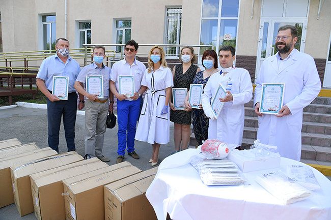 Омским врачам передали 30 тысяч костюмов и респираторов для борьбы с COVID-19 #Новости #Общество #Омск