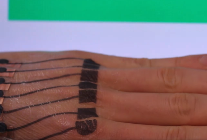 Эта умная татуировка превращает вашу кожу в сенсорную панель!