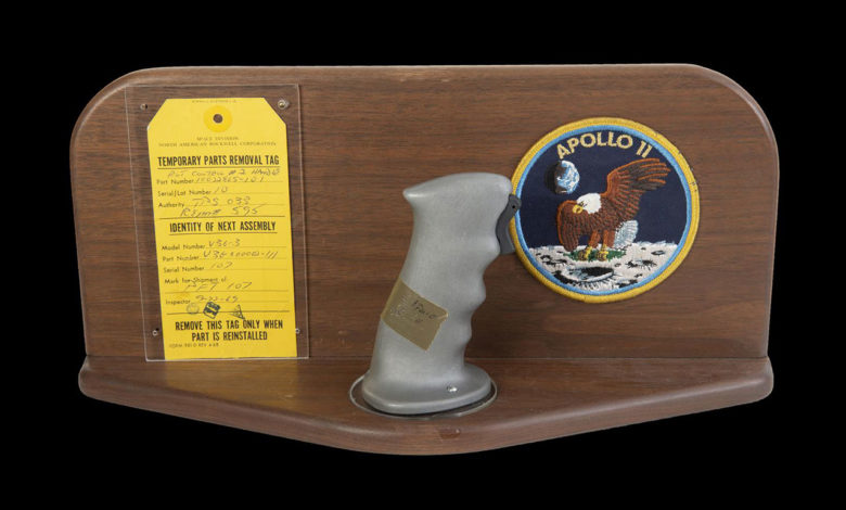 Три джойстика управления полетом Apollo 11 выставлены на аукцион