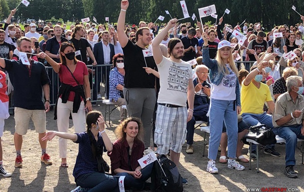 Тысячи людей собрались в Минске на митинг оппозиции