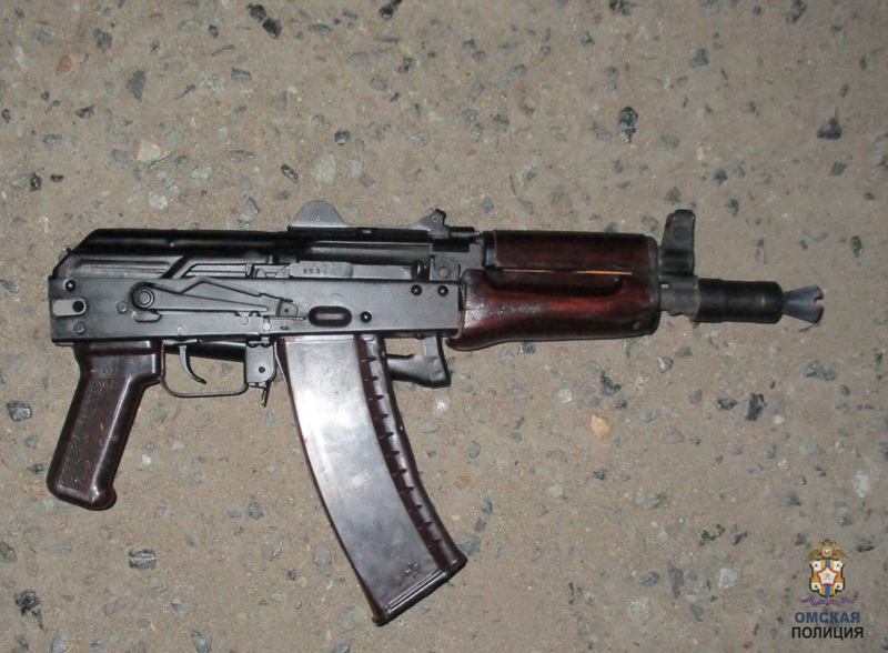 Москвич на дорогом внедорожнике устроил стрельбу из макета АК-47 в Омске #Омск #Общество #Сегодня