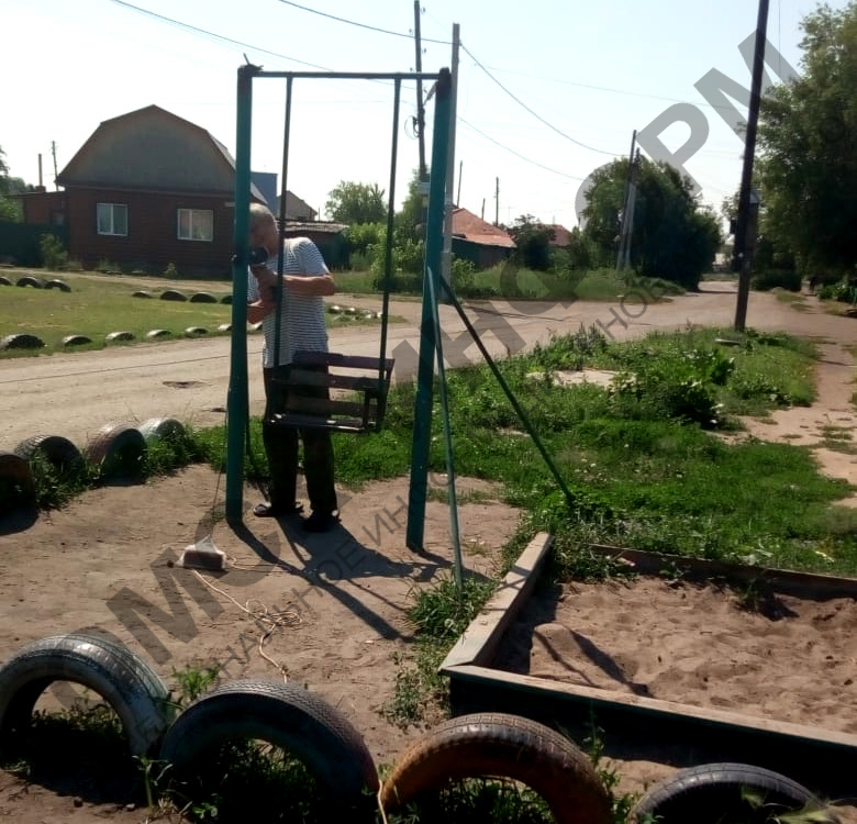 Чиновники якобы помогали омичке, которая за свой счет поставила качели #Новости #Общество #Омск