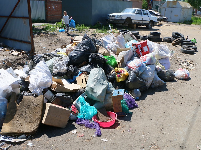 Каждый день омичи оставляют в скверах, на остановках и дорогах более 4 тонн мусора #Омск #Общество #Сегодня