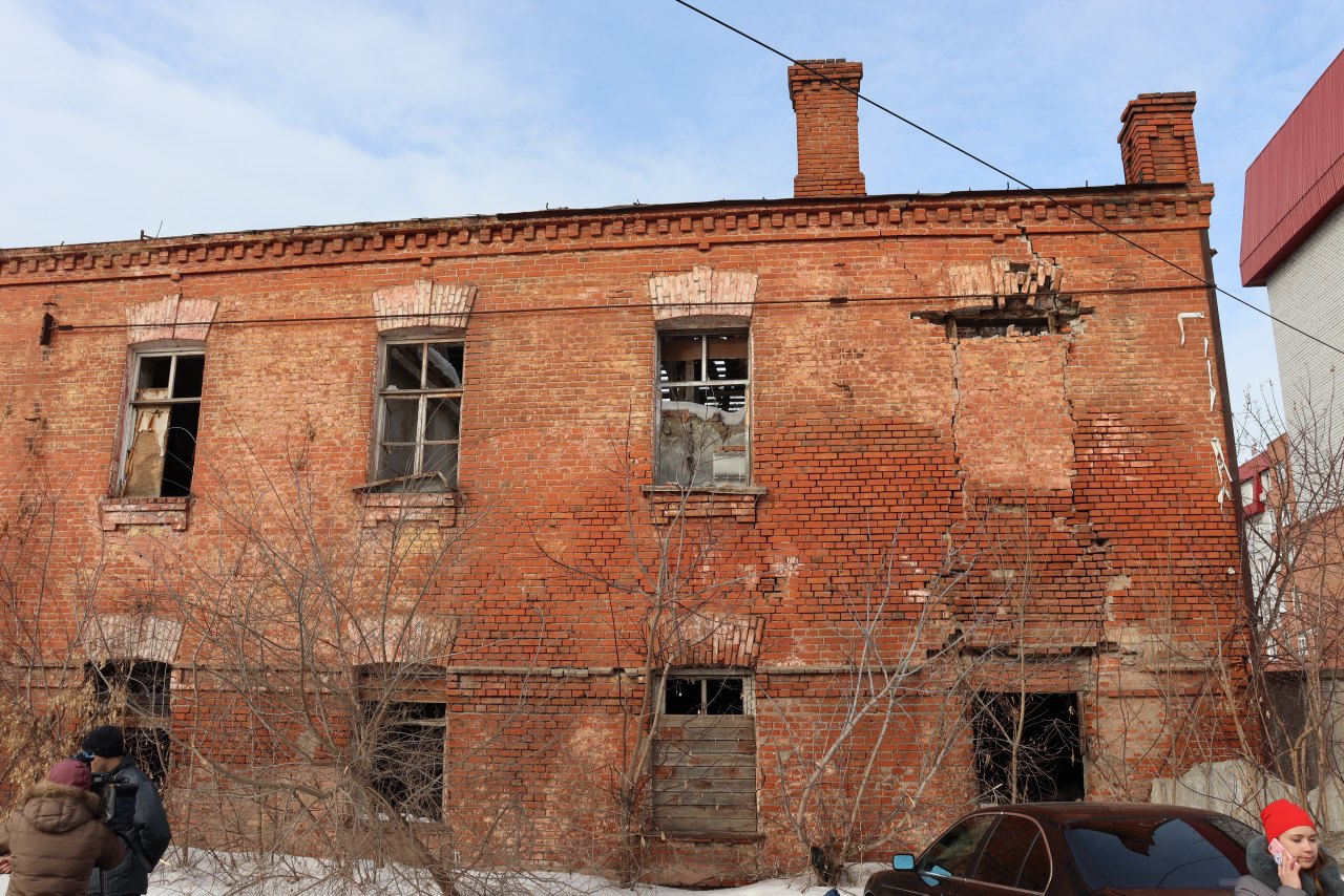 В Омске снесли 100-летнюю казарму, которая могла обрушиться на детей #Новости #Общество #Омск