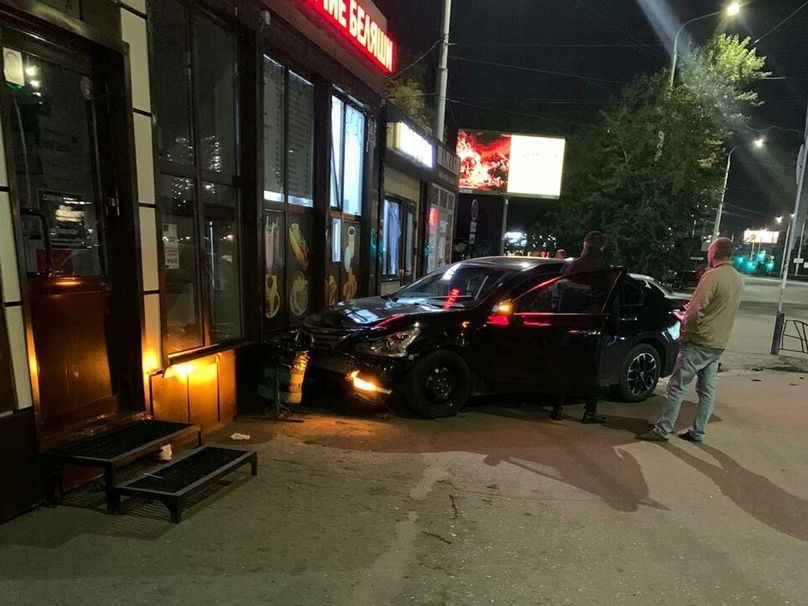 В Омске иномарка протаранила киоск с беляшами #Новости #Общество #Омск