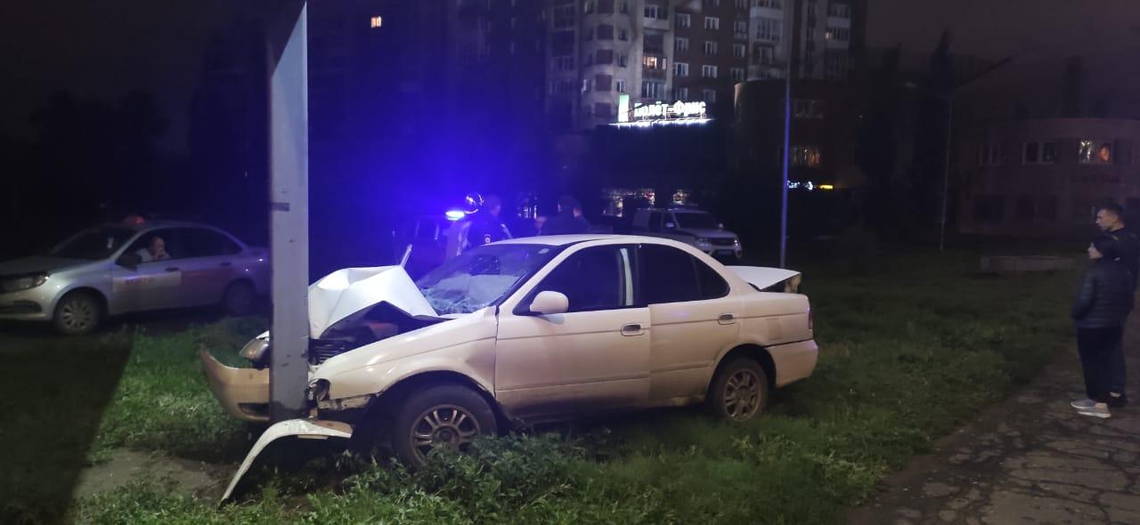 В Омске насмерть разбился молодой водитель: он въехал в столб #Новости #Общество #Омск