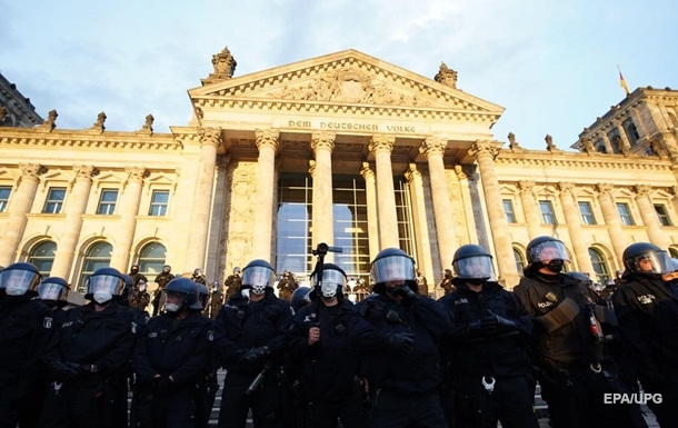 Более 300 человек задержали на акции протеста в Берлине Более 300 человек задержали на акции протеста в Берлине