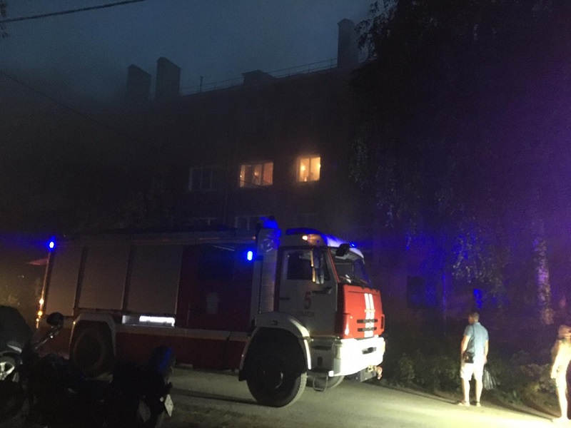 В Омске из горящей многоэтажки спасли семью с ребенком #Новости #Общество #Омск