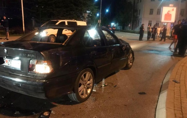 В Черногории автомобиль въехал в толпу людей - СМИ В Черногории автомобиль въехал в толпу людей - СМИ