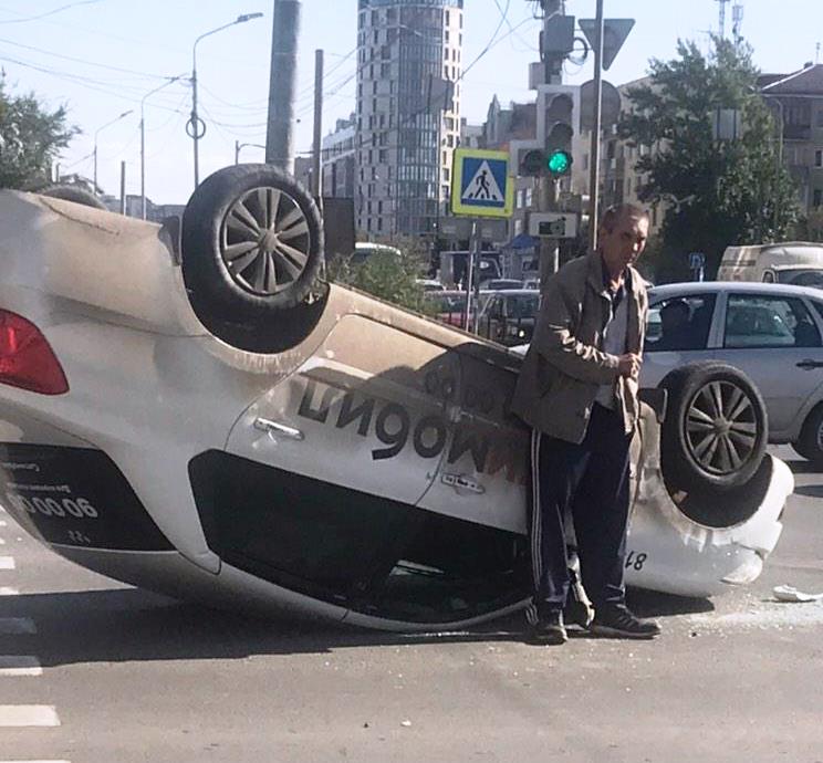 На одном из самых оживленных перекрестков Омска перевернулось такси #Новости #Общество #Омск