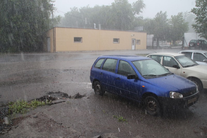 Дорожники сутки откачивали воду с улиц Омска после дождя #Новости #Общество #Омск
