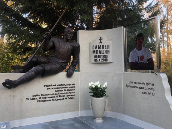 На омском кладбище поставили памятник хоккеисту Мнацяну #Омск #Общество #Сегодня