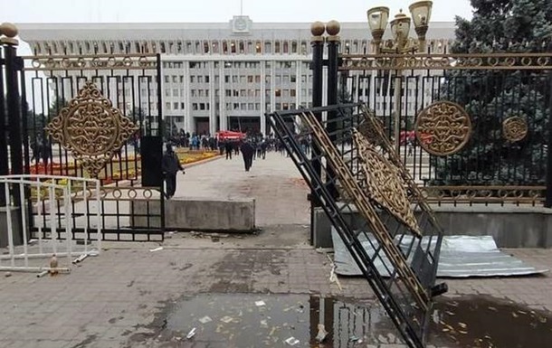 В Бишкеке показали последствия пожара в парламенте