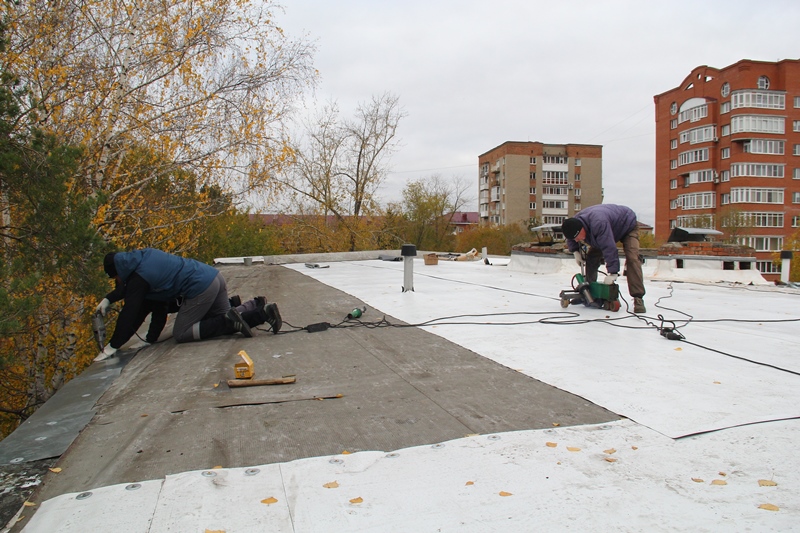 В омских школах и садиках чинят крыши, которые сорвало ураганом #Новости #Общество #Омск