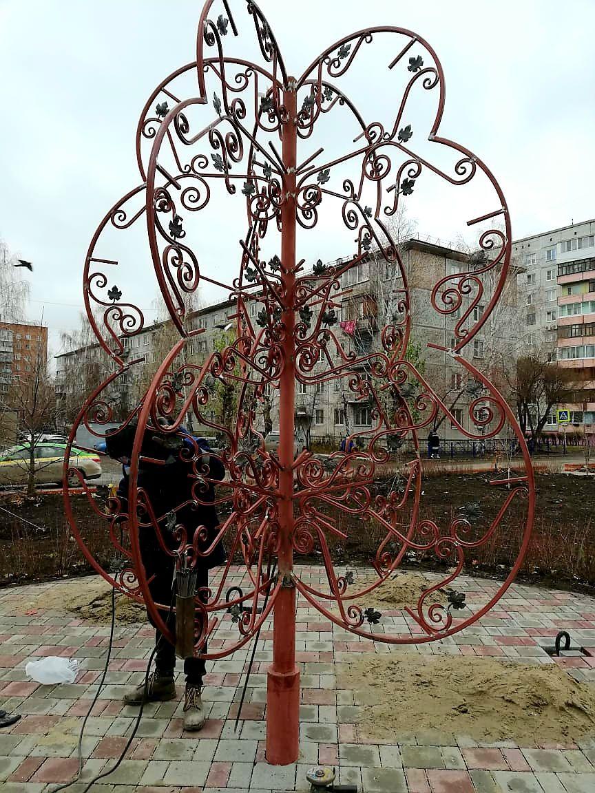 В Омске установили «Дерево дружбы» с железными листьями #Омск #Общество #Сегодня
