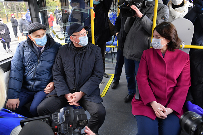 Омичи испугались штрафов и надели маски в транспорте #Новости #Общество #Омск