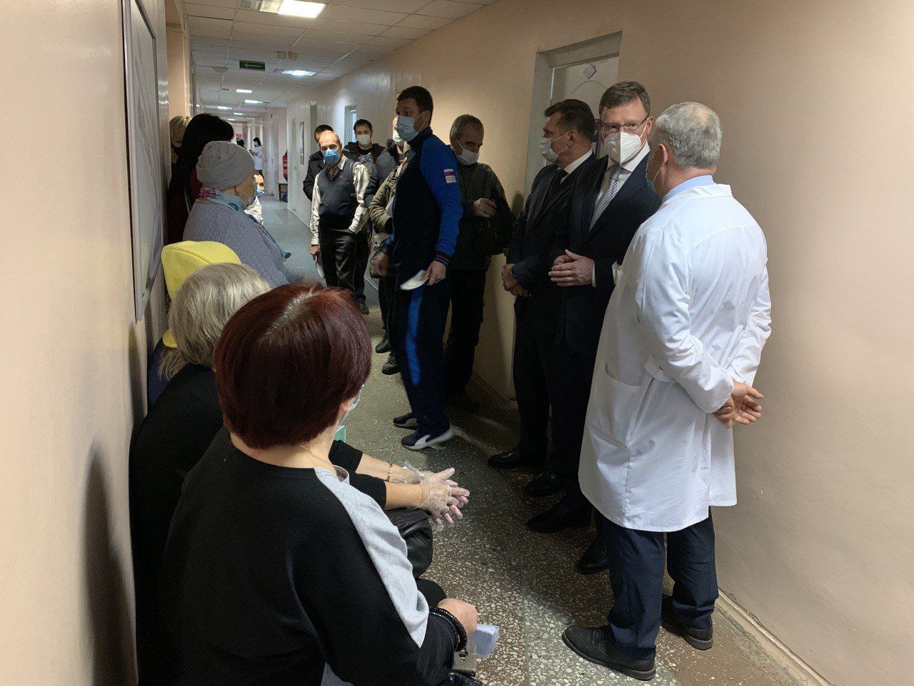 Бурков своими глазами увидел большую очередь в омской поликлинике #Омск #Общество #Сегодня