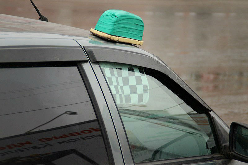 Омич отказался платить таксисту за поездку и «отпинал» его машину #Омск #Общество #Сегодня
