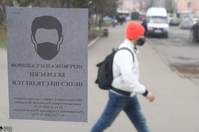 В Омске кондуктор бесплатно раздает школьникам маски #Новости #Общество #Омск