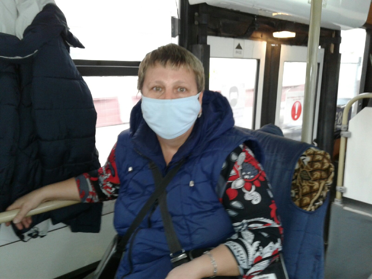 В Омске кондуктор бесплатно раздает школьникам маски #Новости #Общество #Омск