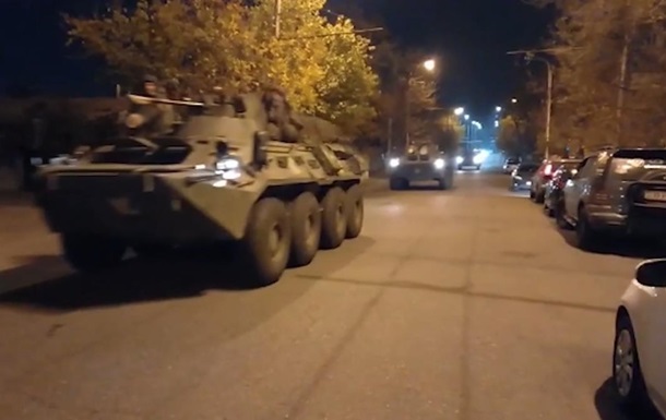 Россия начала переброску миротворцев из Армении в Карабах