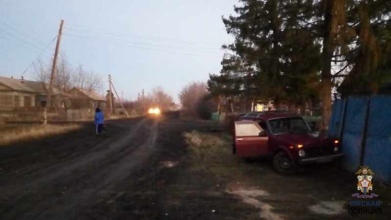 Пьяный омич на угнанной машине поехал в соседнюю деревню и снес забор #Новости #Общество #Омск