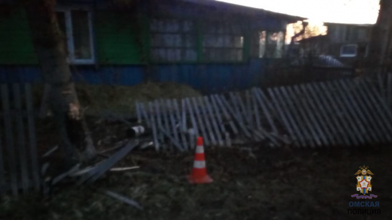 Пьяный омич на угнанной машине поехал в соседнюю деревню и снес забор #Новости #Общество #Омск