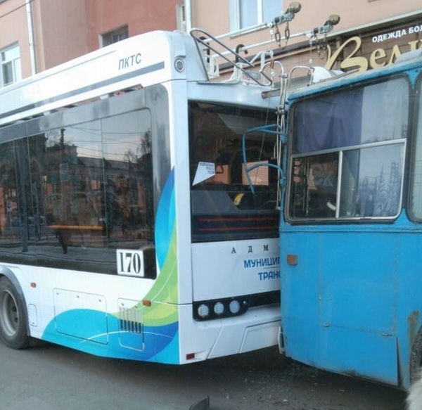 В Омске старый троллейбус протаранил суперсовременного «Адмирала» #Новости #Общество #Омск