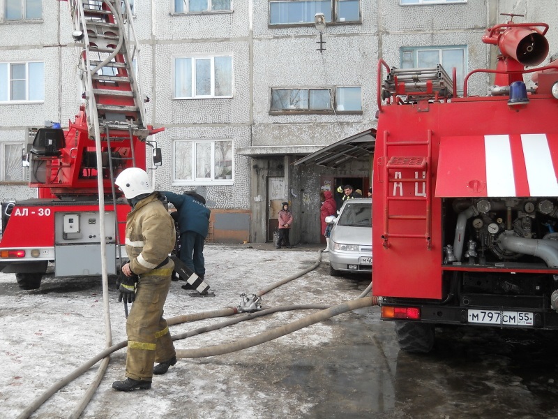 Ночью в Омске загорелось общежитие: людей эвакуировали по автолестнице #Омск #Общество #Сегодня