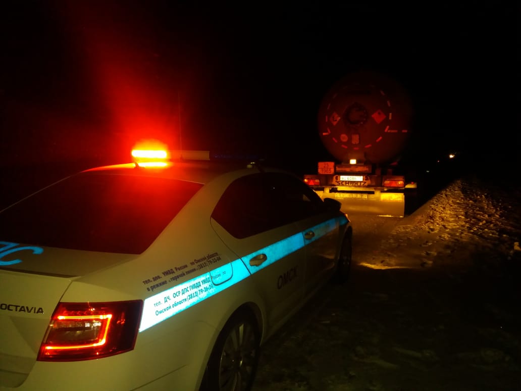 Водитель сломавшегося большегруза чуть не замерз на омской трассе #Новости #Общество #Омск
