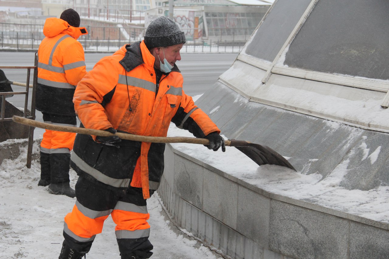 В Омске в 20-градусный мороз продолжают обслуживать фонтаны #Омск #Общество #Сегодня