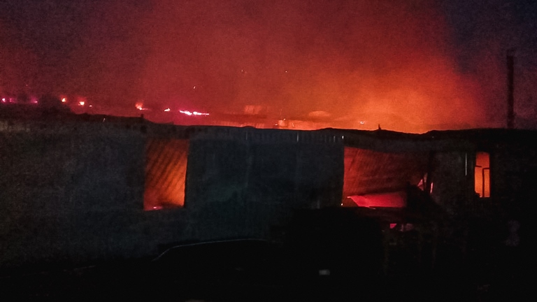 На пожаре в Омской области сгорели 18 кур, 4 кролика, 3 машины и многое другое #Омск #Общество #Сегодня