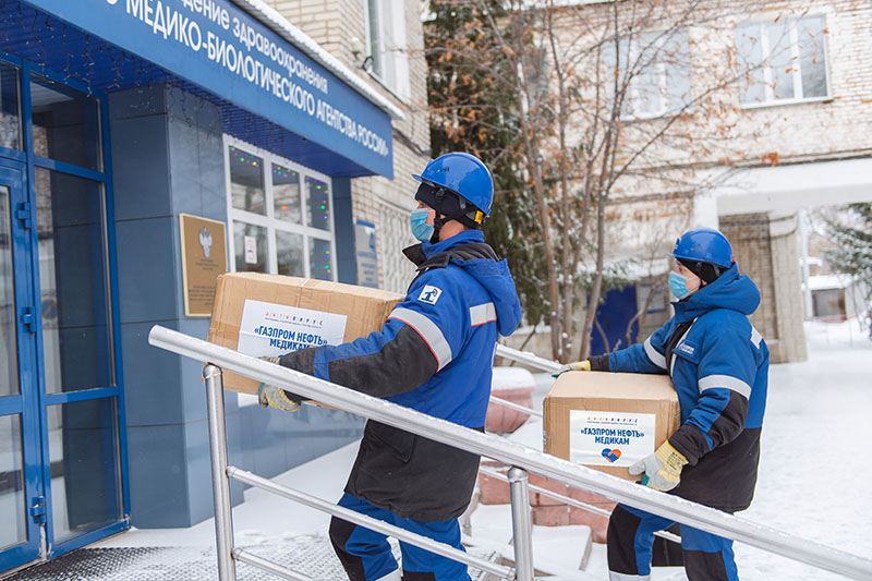 «Газпром нефть» продолжает поддерживать омских медиков