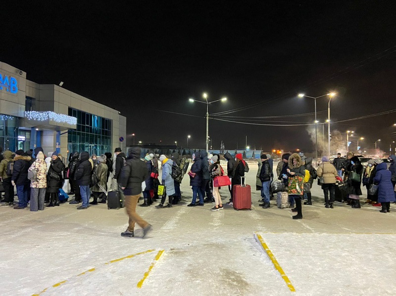 У входа в омский аэропорт возникла очередь из пассажиров #Омск #Общество #Сегодня