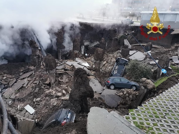 Взрыв у COVID-больницы в Неаполе: огромная воронка и эвакуация пациентов