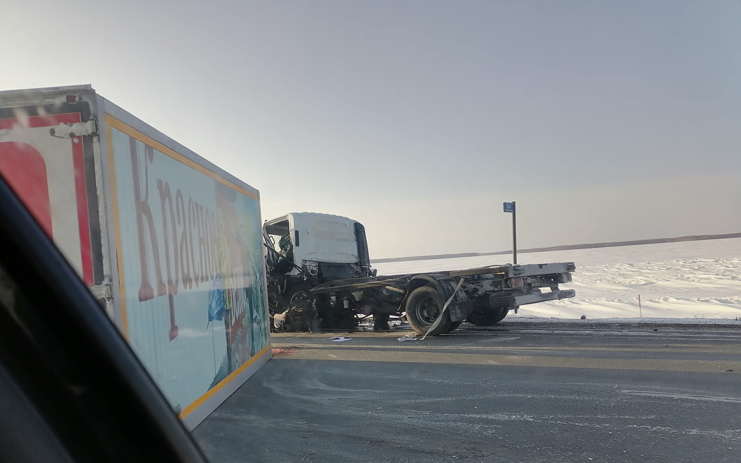 Mercedes разорвало на части от столкновения с фурой «Красное&Белое» под Омском #Новости #Общество #Омск