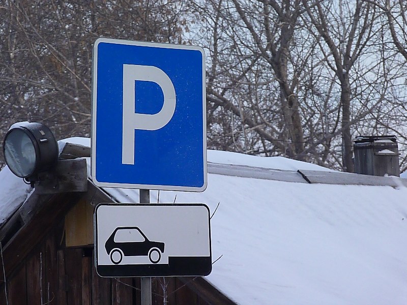 Омичи за год получили 4500 штрафов за парковку на газонах #Омск #Общество #Сегодня