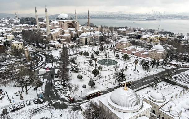 В Стамбуле мужчина с ножом ранил трех россиян
