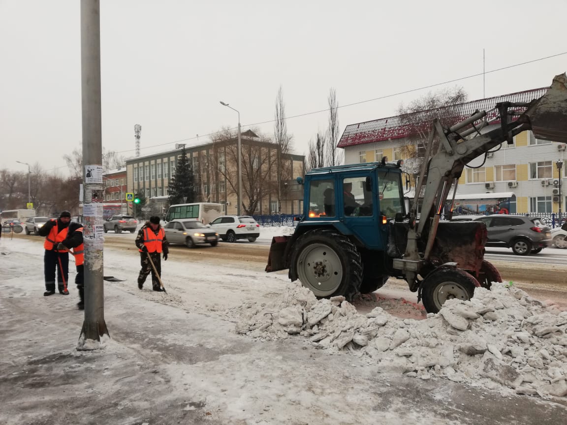 За сутки в Омске успели очистить 310 остановок из 1100 #Новости #Общество #Омск