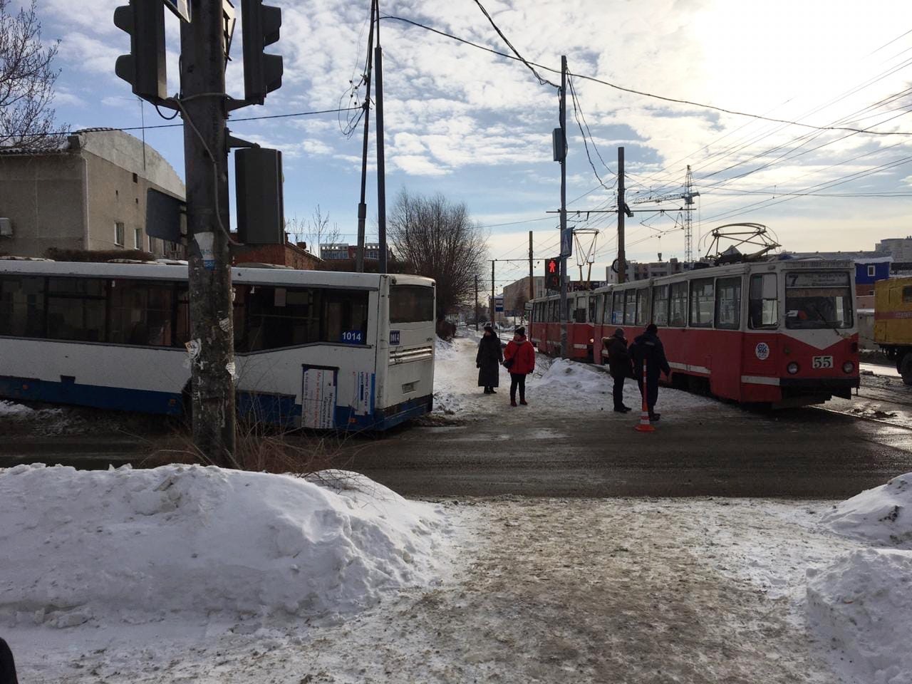 Ространснадзор начал проверку после ДТП с автобусом и трамваем в Омске #Омск #Общество #Сегодня