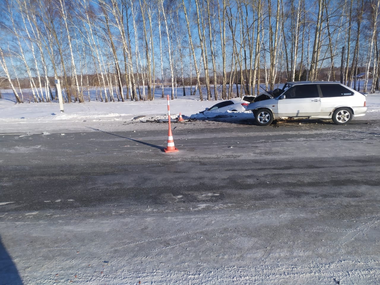 На омской трассе при ДТП иномарка оказалась в кювете: пострадали двое #Омск #Общество #Сегодня