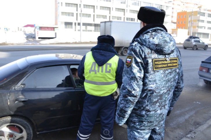 У омича средь бела дня отобрали машину #Новости #Общество #Омск