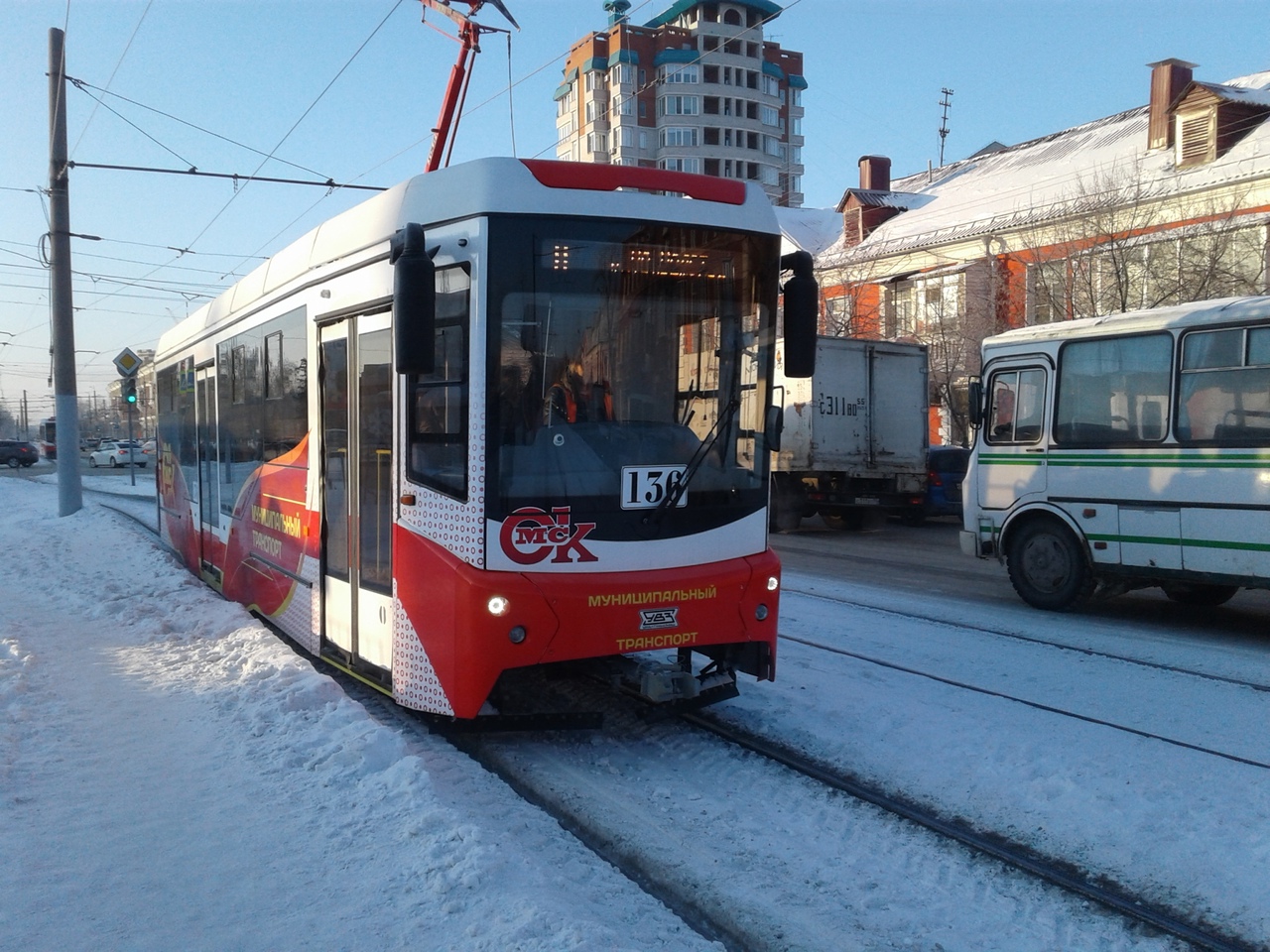 Трамвайные пути в Омске чистят с помощью трактора К-700 #Омск #Общество #Сегодня