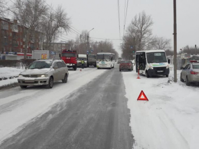 В Омске пассажир автобуса пострадал в ДТП с участием КамАЗа #Новости #Общество #Омск