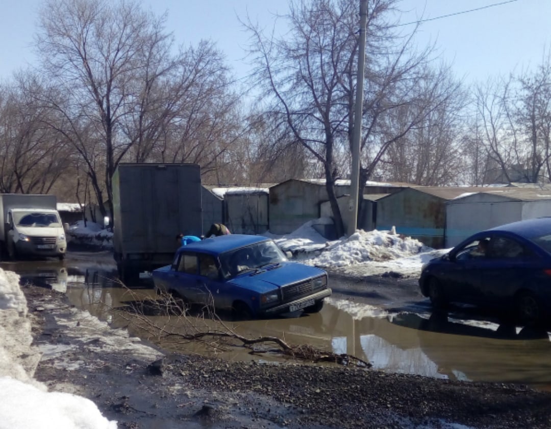 В Омске в глубоких лужах начали тонуть машины #Омск #Общество #Сегодня