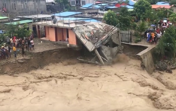 В Индонезии произошло мощное наводнение, погибли более 70 человек